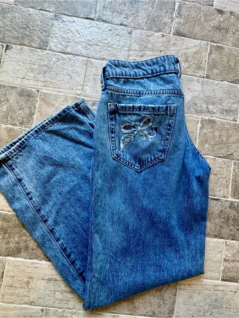 Hollister Low-Rise Baggy Jeans Size 25 Blue Wash Embroidered Bow Wide Leg